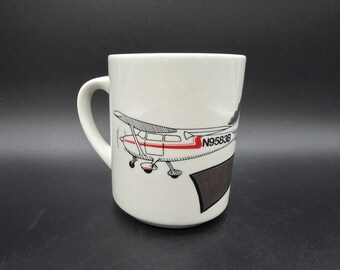 Vintage Cessna 172RG mok met warmtegevoelige kleurverandering, gepersonaliseerd met N9583B "World's Greatest Pilot" (De beste piloot ter wereld).