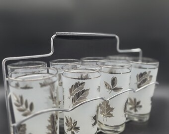 Vintage Libbey Silver Foliage glazenset uit het midden van de 20e eeuw, set van 8 met chromen glazenhouder, en een set van matglazen highball-tumblers uit de jaren 60.