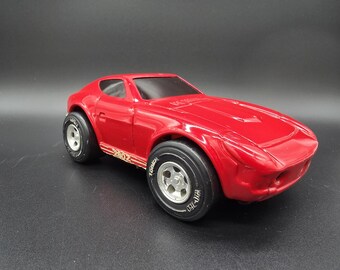 Vintage Tonka Datsun Fairlady Z speelgoedauto uit de jaren 70, rood blik en geperst staal – miniatuur verzamelvoertuig, gemaakt in Japan.