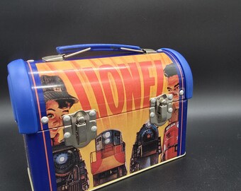 Vintage Lionel Trains Centennial blikken lunchbox – 1900-2000 herdenkingsemmer met metalen deksel en koepelvormige bovenkant.