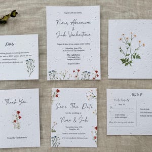 Delicato invito floreale per matrimonio realizzato a mano con carta di semi di fiori selvatici rispettosa dell'ambiente