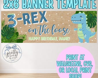 Könnte beinhalten: Eine 2x6 Banner-Vorlage mit einem Hintergrund in Kraftpapier-Optik, einem blauen Cartoon-Dinosaurier, grünen Tropenblättern und weißen Punkten. Der Text lautet 3-REX on the loose und HAPPY BIRTHDAY, NAME in blauer und hellgrüner Schrift.