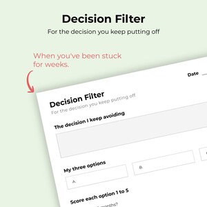 Pode incluir: Uma folha de trabalho branca Decision Filter com texto preto. O cabeçalho diz Decision Filter For the decision you keep putting off. Inclui campos para The decision I keep avoiding, My three options A e B, e Score each option 1 to 5. Uma seta vermelha aponta para o texto When you've been stuck for weeks.