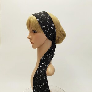 黒の花柄ヘアスカーフ、ピンナップスタイルのヘッドスカーフ、スキニーセルフタイヘアバンド、軽量ヘアタイ、ロカビリーヘッドバンド 145 x 9 cm