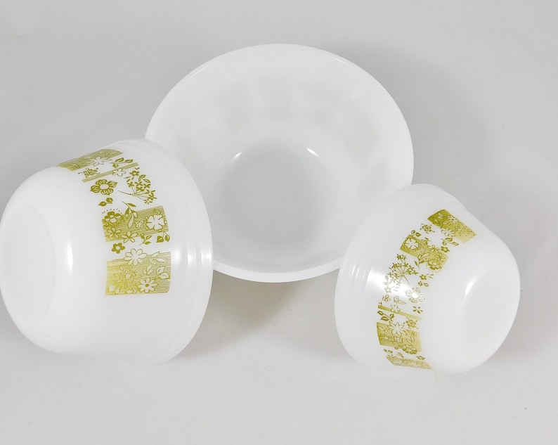 1970/'s Federal Glass Mixing Bowl Set of 3 Nesting Milk Glass Bowls in Avocado Design
