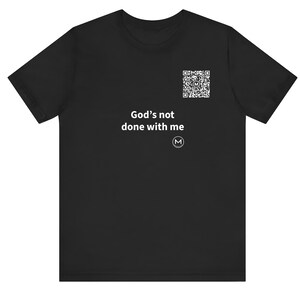 Scanbaar T-shirt | God is nog niet klaar met mij | Scan de QR-code voor een nieuwe dagelijkse boodschap | Christelijk cadeau voor een kerkvriend, dominee of voor Kerstmis afbeelding 1