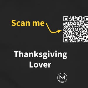 Scanbares Shirt | Damen-T-Shirt für Thanksgiving-Fans | QR-Code scannen für eine neue tägliche Stimmungsbotschaft | Herbstgeschenk für sie, Mama oder Gastgeberin Bild 2