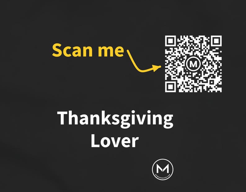 Scanbares Shirt | Damen-T-Shirt für Thanksgiving-Fans | QR-Code scannen für eine neue tägliche Stimmungsbotschaft | Herbstgeschenk für sie, Mama oder Gastgeberin Bild 2