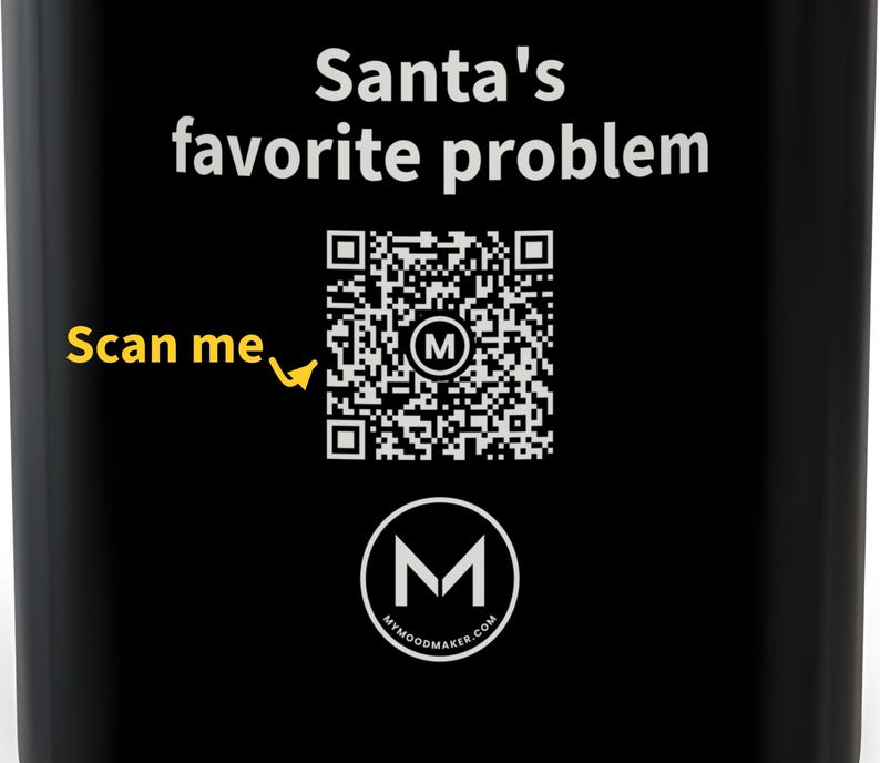 Scannbarer Becher | Santas Lieblingsproblem | QR-Code scannen für eine neue tägliche Stimmungsbotschaft | 325 ml schwarzer Kaffeebecher – Lustiges Weihnachtsgeschenk für die Familie Bild 2