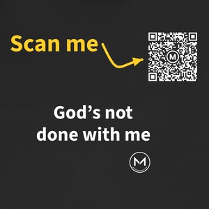 Scanbaar T-shirt | God is nog niet klaar met mij | Scan de QR-code voor een nieuwe dagelijkse boodschap | Christelijk cadeau voor een kerkvriend, dominee of voor Kerstmis afbeelding 2