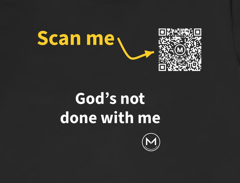 Scanbaar T-shirt | God is nog niet klaar met mij | Scan de QR-code voor een nieuwe dagelijkse boodschap | Christelijk cadeau voor een kerkvriend, dominee of voor Kerstmis afbeelding 2