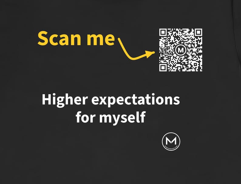 T-shirt à scanner | Des attentes plus élevées envers moi-même | Scannez le QR code pour un message d'humeur quotidien | Cadeau de développement personnel pour étudiants ou amis image 2