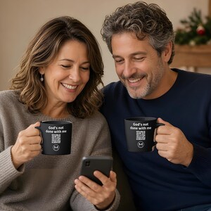 Scannable Mug | God's not done with me | Scan QR for a New Daily Mood Message | 11 Oz Black Coffee Mug Christian Gift of Encouragement afbeelding 5