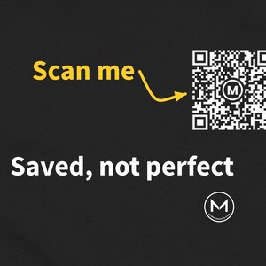 Camiseta escaneable / Guardada, no perfecta Camiseta de mujer / Escanea el código QR para un nuevo mensaje de ánimo diario / Regalo cristiano para ella, mamá o amiga de la iglesia imagen 2