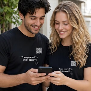 Scannable Shirt | Train yourself to think positive | Scan QR for a New Daily Mood Message | Positive Gift for Friends or Coworkers Bild 5