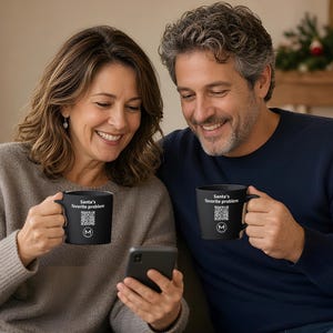 Scannbarer Becher | Santas Lieblingsproblem | QR-Code scannen für eine neue tägliche Stimmungsbotschaft | 325 ml schwarzer Kaffeebecher – Lustiges Weihnachtsgeschenk für die Familie Bild 5
