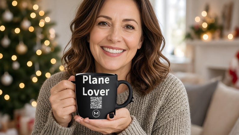 Mug à scanner | Passionné d'aviation | Scannez le QR code pour un message d'humeur quotidien | Mug noir 325 ml, cadeau idéal pour les pilotes et les passionnés d'aviation image 3