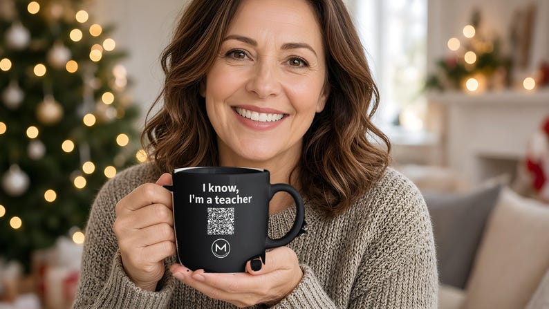 Tazza scansionabile / Lo so, sono un insegnante / Scansiona il codice QR per un nuovo messaggio di buon umore giornaliero / Tazza da caffè nera da 325 ml, regalo per insegnanti immagine 3