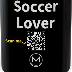 Scannbarer Becher | Für Fußballfans | QR-Code scannen für eine neue tägliche Stimmungsbotschaft | 325 ml schwarzer Kaffeebecher – das perfekte Geschenk für Fußballbegeisterte Bild 2