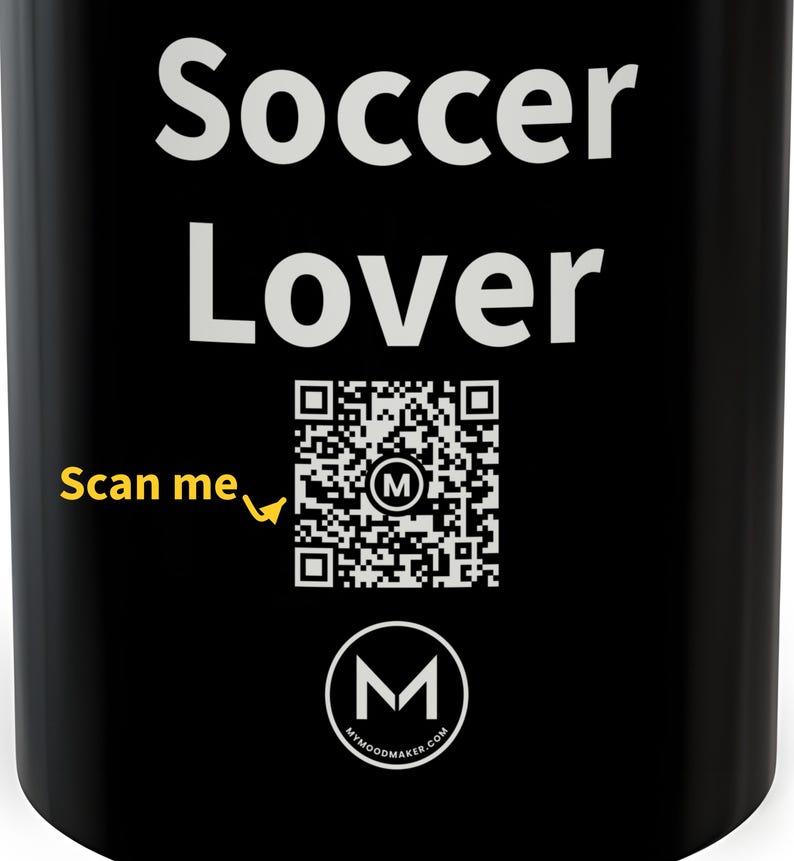 Scannbarer Becher | Für Fußballfans | QR-Code scannen für eine neue tägliche Stimmungsbotschaft | 325 ml schwarzer Kaffeebecher – das perfekte Geschenk für Fußballbegeisterte Bild 2