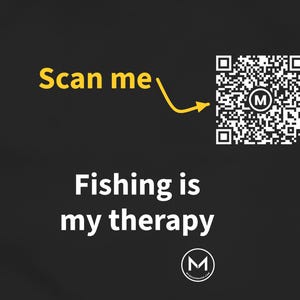 Maglietta scansionabile / La pesca è la mia terapia - Maglietta da donna / Scansiona il codice QR per un nuovo messaggio di buon umore quotidiano / Regalo per la pesca, per lei, la mamma o un'appassionata di pesca immagine 2
