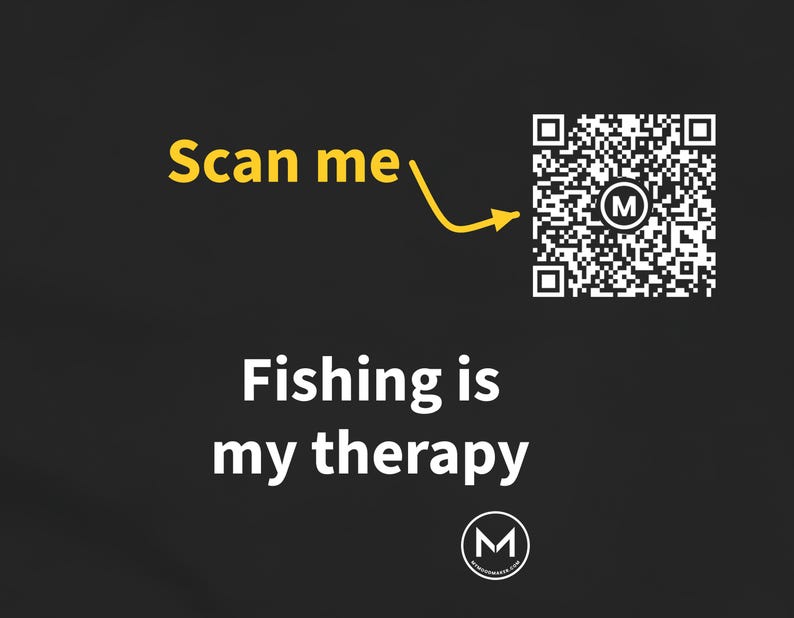 Maglietta scansionabile / La pesca è la mia terapia - Maglietta da donna / Scansiona il codice QR per un nuovo messaggio di buon umore quotidiano / Regalo per la pesca, per lei, la mamma o un'appassionata di pesca immagine 2
