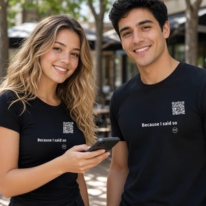 Maglietta scansionabile / Perché l'ho detto io / Scansiona il codice QR per un nuovo messaggio di buon umore giornaliero / Regalo divertente per papà o mamma immagine 4
