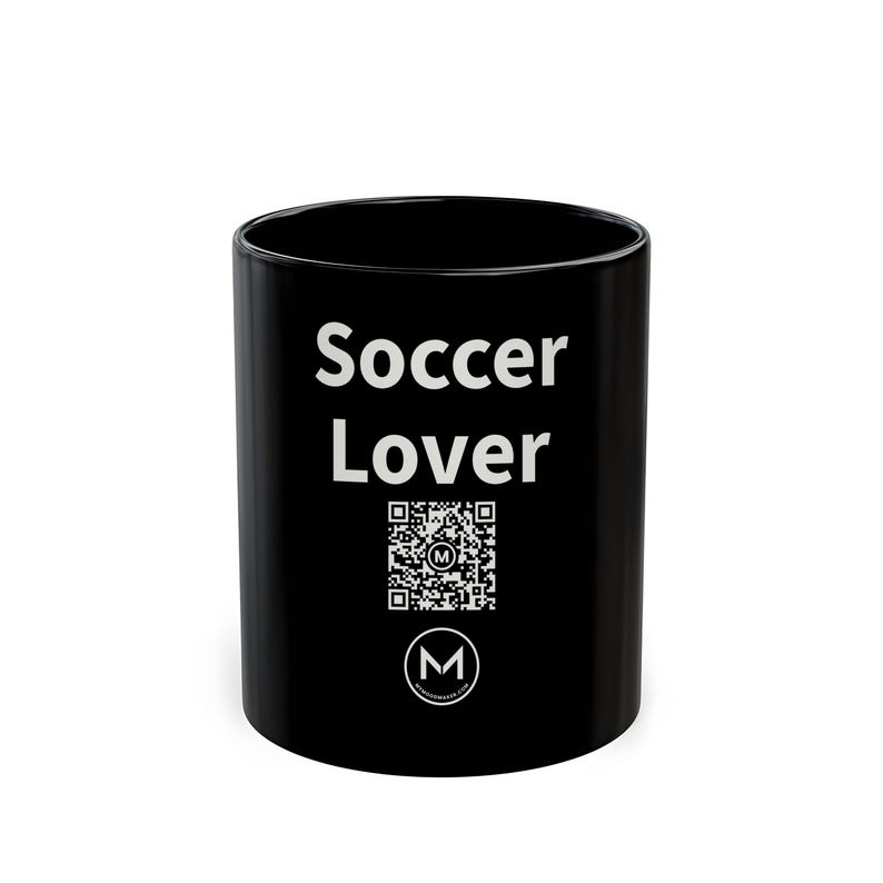 Scannbarer Becher | Für Fußballfans | QR-Code scannen für eine neue tägliche Stimmungsbotschaft | 325 ml schwarzer Kaffeebecher – das perfekte Geschenk für Fußballbegeisterte Bild 1