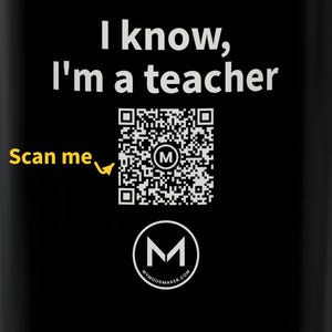 Tazza scansionabile / Lo so, sono un insegnante / Scansiona il codice QR per un nuovo messaggio di buon umore giornaliero / Tazza da caffè nera da 325 ml, regalo per insegnanti immagine 2