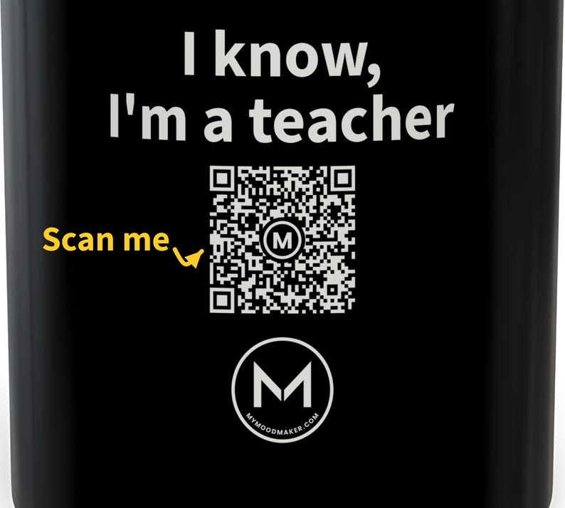 Tazza scansionabile / Lo so, sono un insegnante / Scansiona il codice QR per un nuovo messaggio di buon umore giornaliero / Tazza da caffè nera da 325 ml, regalo per insegnanti immagine 2
