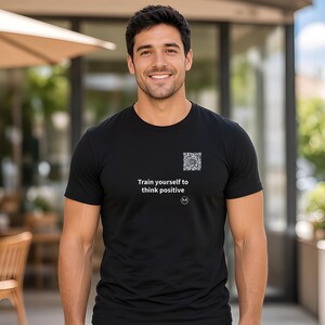 Scannable Shirt | Train yourself to think positive | Scan QR for a New Daily Mood Message | Positive Gift for Friends or Coworkers Bild 3