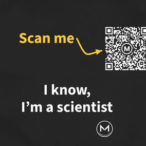 Scanbaar shirt | Ik weet het, ik ben een wetenschapper | Damesshirt | Scan de QR-code voor een nieuwe dagelijkse stemmingsboodschap | Grappig cadeau voor een wetenschapper, voor haar of als afstudeercadeau afbeelding 2