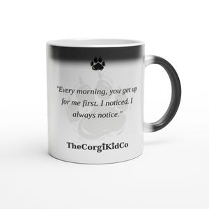 Puede incluir: Una taza de cerámica blanca con un borde y asa en degradado negro. El frente presenta un icono de huella negra, el texto "Every morning, you get up for me first. I noticed. I always notice." y la marca "TheCorgiKidCo" impresos en negro.