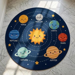 Può includere: Un tappeto rotondo blu scuro con un'illustrazione del sistema solare, un sole giallo centrale e i pianeti Mercurio, Venere, Terra, Marte, Giove, Saturno e Nettuno. Ogni pianeta e il sole hanno un volto sorridente e etichette con testo bianco.