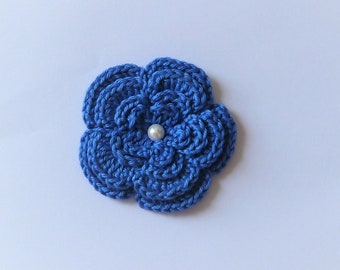 Häkelblume Broche in blue with pearl ca.7.5 cm