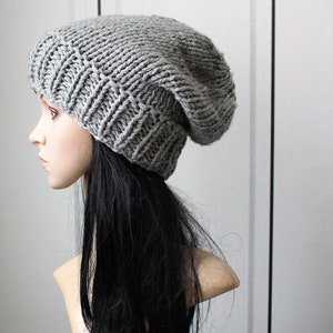 Gorro largo gris piedra unisex imagen 1