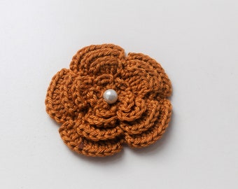 Fleur au crochet 3D en " brun miel " avec perle environ 8cm