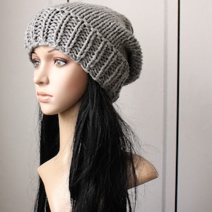 Gorro largo gris piedra unisex imagen 3