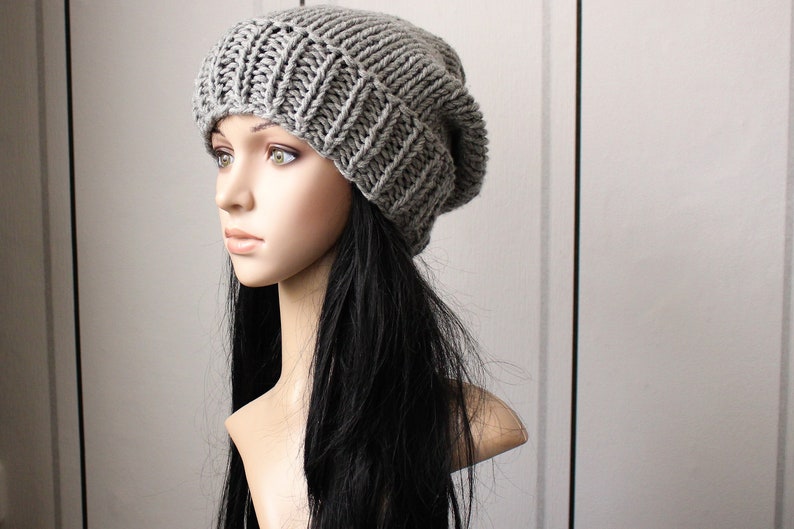 Gorro largo gris piedra unisex imagen 3