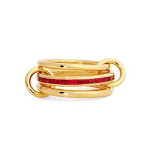 Anello full eternity con rubini e zirconi cubici a baguette, incastonati a canale, con 2 anelli semplici, anelli di collegamento multi-link, anelli spinelli kilcollin e tre anelli impilabili.