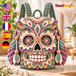 Può includere: Uno zaino all'uncinetto con un design dettagliato a teschio e motivi floreali nei toni del verde salvia, crema, malva e giallo senape. La borsa presenta spallacci intrecciati, nappe pendenti e la scritta ShaniiDesigns nell'angolo.