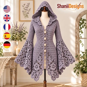 Könnte beinhalten: Eine lavendelfarbene Häkeljacke mit Kapuze, langen Glockenärmeln und aufwendigen Blumen-Spitzenmustern an den Ärmelabschlüssen und am Saum. Das Kleidungsstück hat vier helle, runde Knöpfe an der Vorderseite und wird auf einer Schneiderpuppe präsentiert.