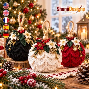 Puede incluir: Tres adornos navideños redondos con un patrón de ganchillo texturizado en negro, blanco y rojo. Cada adorno está rematado con una cuenta de madera, un lazo de yute para colgar y flores de ganchillo, hojas verdes y pequeñas bayas rojas.
