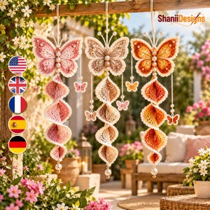 Peut inclure: Trois décorations suspendues en forme de papillon au crochet, déclinées en rose, beige et orange. Chaque papillon possède une perle centrale, des ailes en dentelle complexe et une queue en spirale avec de petits papillons et une perle.