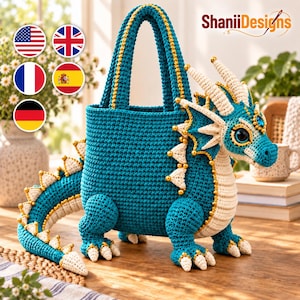 Può includere: Una borsa tote all'uncinetto color verde acqua e crema a forma di drago, con una lunga coda, quattro zampe e una testa con grandi occhi blu e corna. La borsa ha due manici ed è decorata con perline dorate. Il testo ShaniiDesigns è visibile.