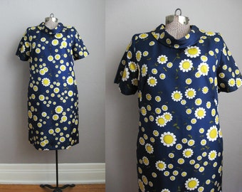 1960s Vintage Dress Blue Daisy Print 60s Shift Dress Mod Short Sleeve Rolled Collar / Medium