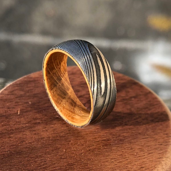 Anillo de boda para hombre de acero de Damasco y madera de barril de roble blanco con ajuste cómodo, caja de anillo personalizada rústica grabada, el anillo para un hombre