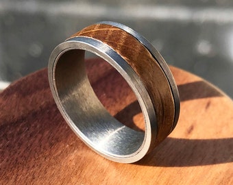 Men's Wedding Band made of Tungsten and Barrel Wood with Comfort Fit, Ring's for Men complete with Rustic Personalized Ring Box Engraved