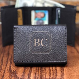 Tri Fold Mens Wallet Personalized - Ventana de identificación - Regalos para él -Regalo de padrinos de boda -Marido- Día del padre- Cuero - Monograma - Navidad