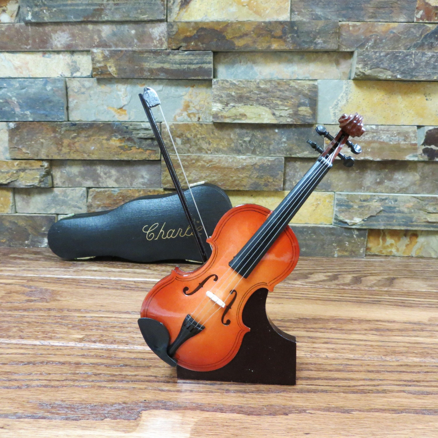 Violino e tazza di caffè fotografia stock. Immagine di pagina - 84744796